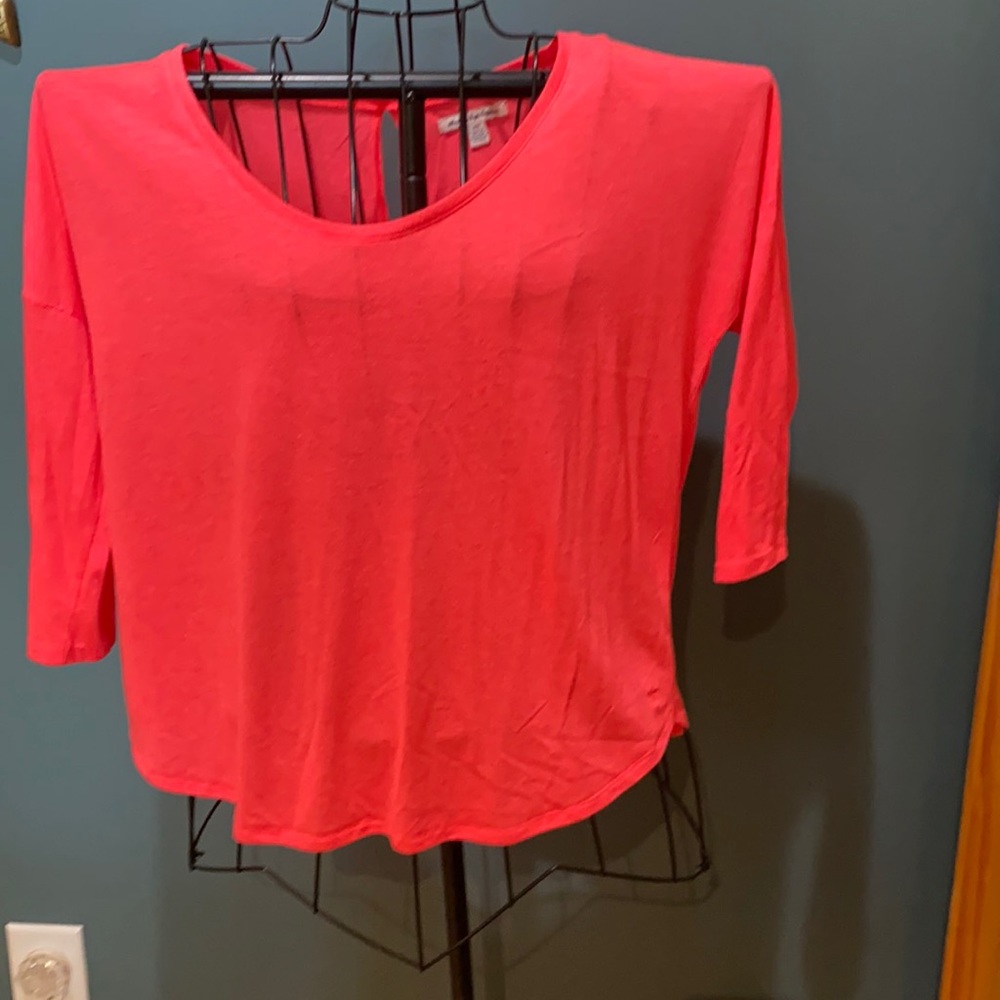 Gently worn American Eagle quarter length shirt.